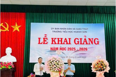 NGÂN HÀNG HTX TRAO QUÀ KHUYẾN HỌC